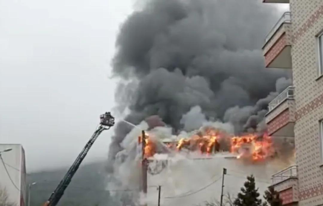 Ataşehir de yangın paniği! Alevler binayı sardı 1