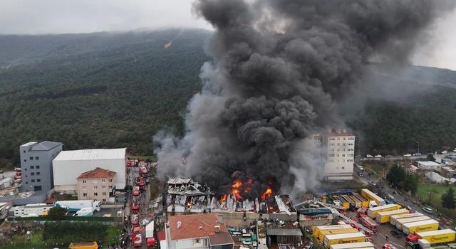 Ataşehir&rsquo;deki fabrika yangını s&ouml;nd&uuml;r&uuml;ld&uuml; 3