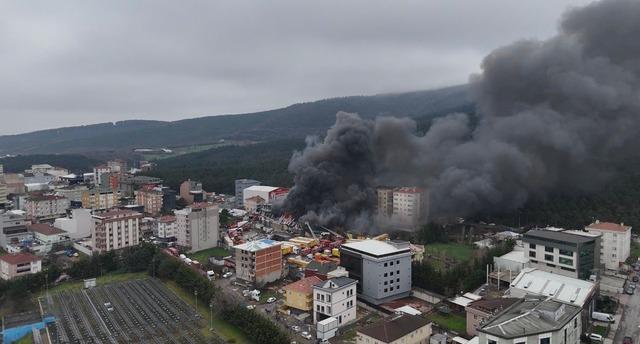 Ataşehir&rsquo;deki fabrika yangını s&ouml;nd&uuml;r&uuml;ld&uuml; 1