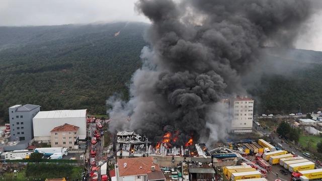 Ataşehir&rsquo;deki fabrika yangını s&ouml;nd&uuml;r&uuml;ld&uuml;