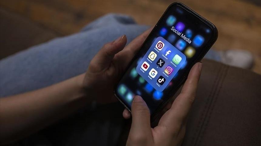 T&uuml;rkiye'de g&uuml;n&uuml;n 7 saati internette ge&ccedil;iyor! Google'da en &ccedil;ok aranan kelime a&ccedil;ıklandı