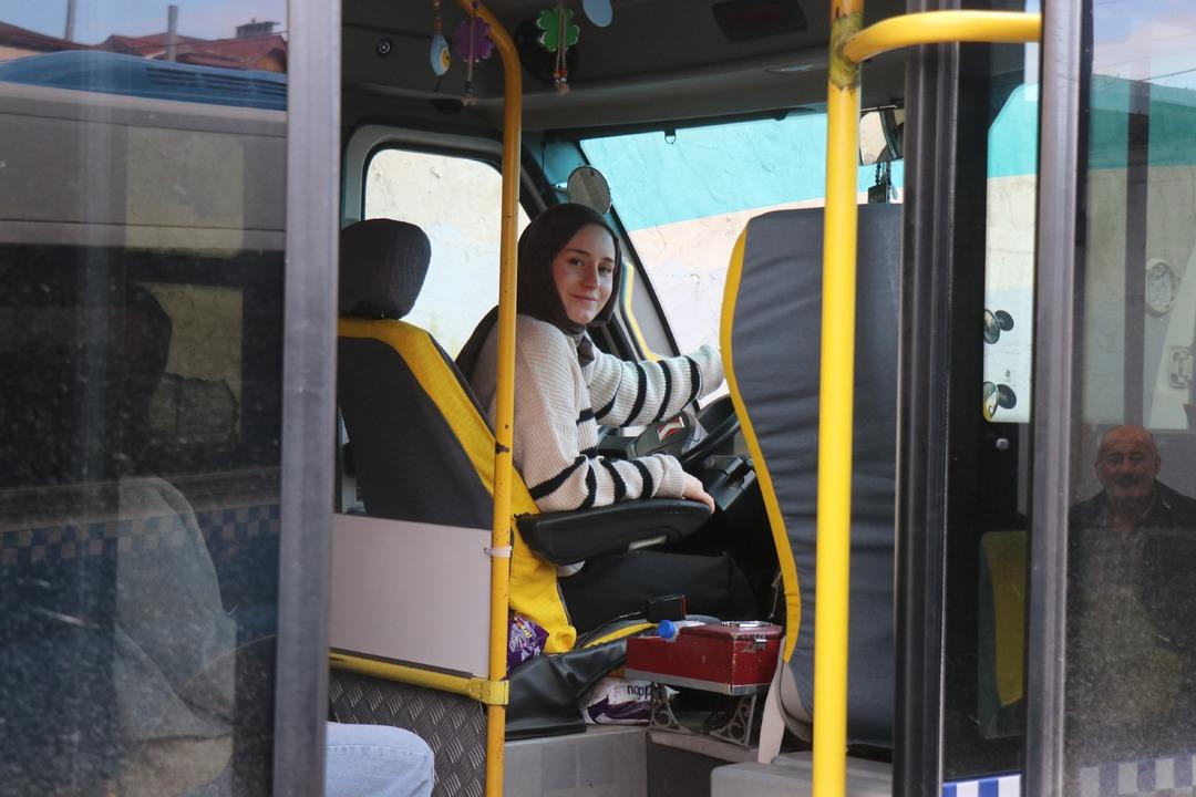22 yaşında minib&uuml;s şof&ouml;r&uuml; oldu! &Ccedil;ocuk yaşta muavinlikle başladı 7