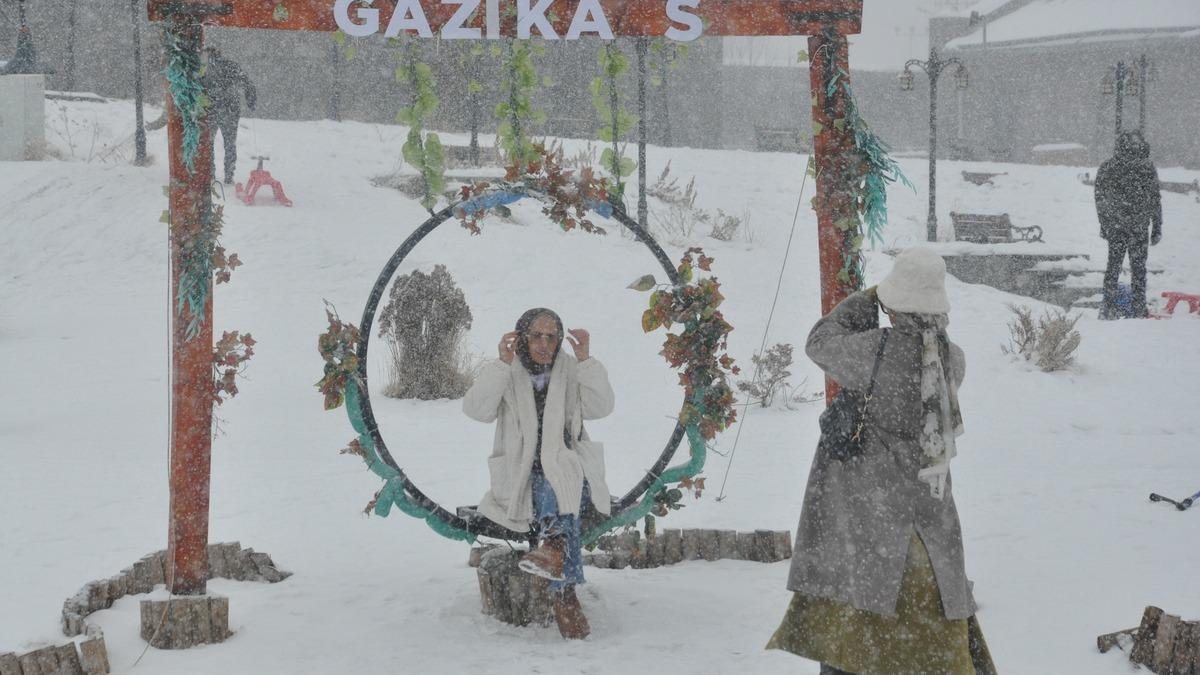 Kars’ta kar yağışı eğlenceye dönüştü - Gündem Habe…