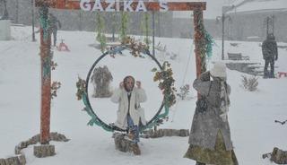 Kars&rsquo;ta kar yağışı eğlenceye d&ouml;n&uuml;şt&uuml;