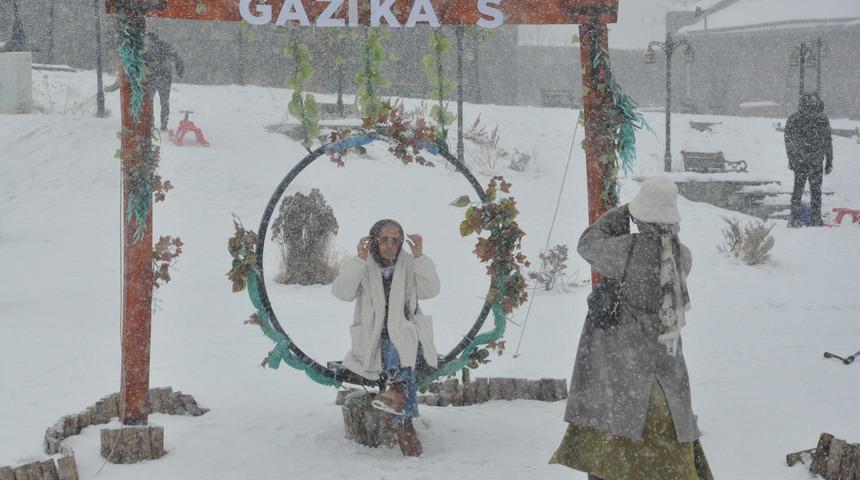 Kars&rsquo;ta kar yağışı eğlenceye d&ouml;n&uuml;şt&uuml;