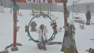 Kars’ta kar yağışı eğlenceye dönüştü