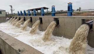 Binlerce d&ouml;n&uuml;m arazi selden kurtuldu, su pompaları yağmur suyunu b&ouml;yle boşalttı