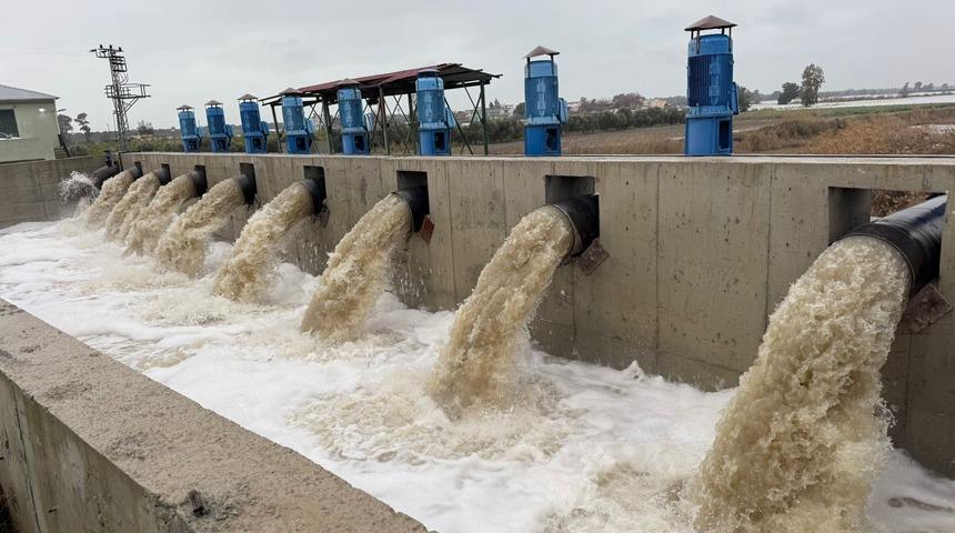 Binlerce d&ouml;n&uuml;m arazi selden kurtuldu, su pompaları yağmur suyunu b&ouml;yle boşalttı