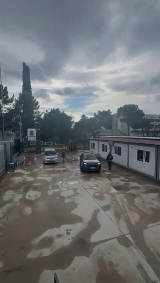 SUV tarzı aracın her köşesinden düzensiz göçmen çıktı 3