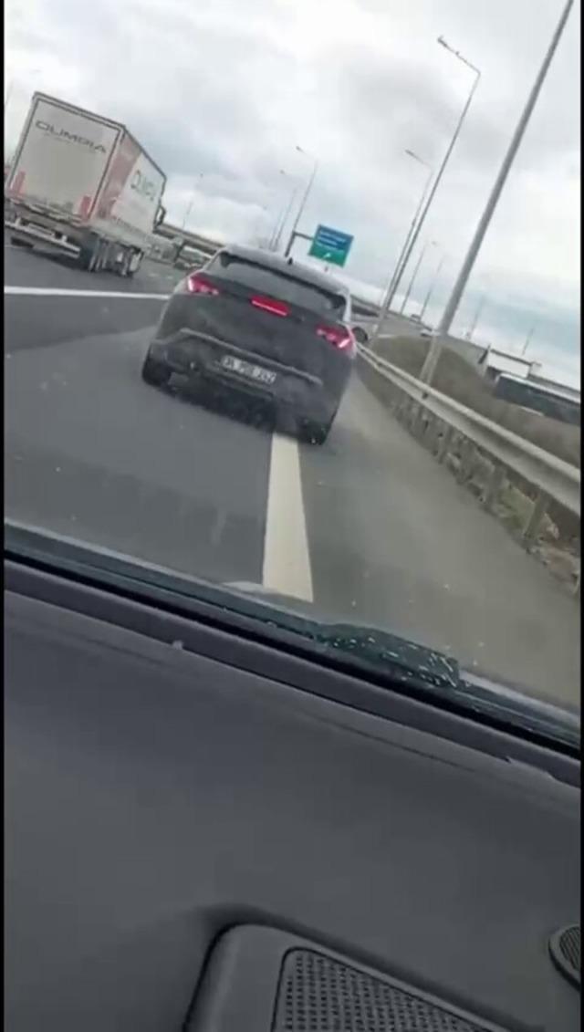 SUV tarzı aracın her köşesinden düzensiz göçmen çıktı 4