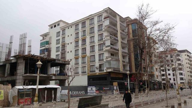 İstinat duvarı &ccedil;&ouml;ken bina havadan g&ouml;r&uuml;nt&uuml;lendi 5