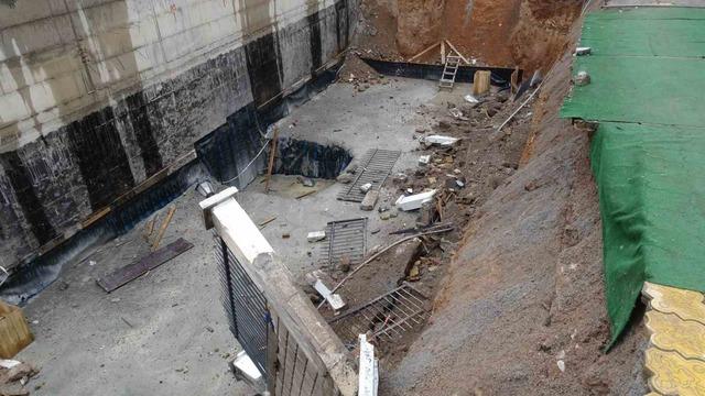 İstinat duvarı &ccedil;&ouml;ken bina havadan g&ouml;r&uuml;nt&uuml;lendi 2