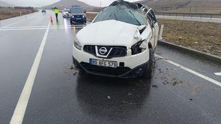 Takla atan otomobilde 3 kişi yaralandı