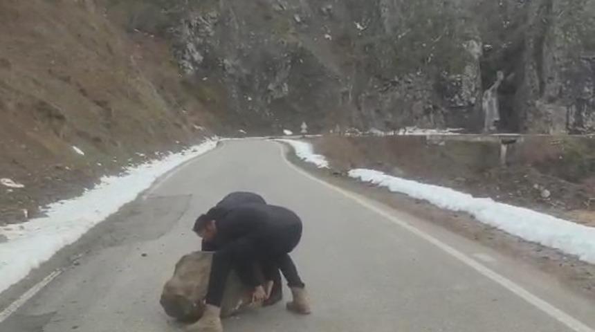 Yola d&uuml;şen kayayı otomobilleriyle &ccedil;ektiler