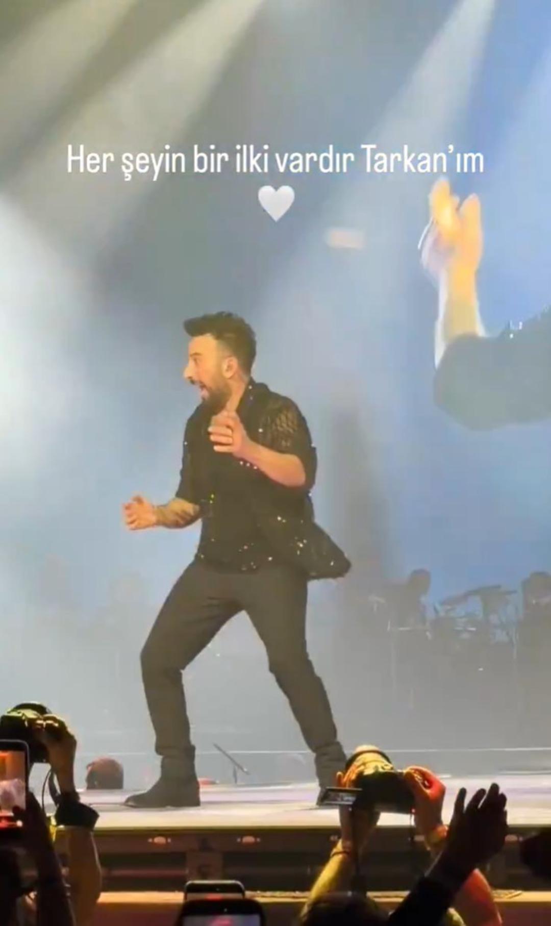 Tarkan coştu! Elindeki mikrofon fırlayıp bir anda fırladı 2