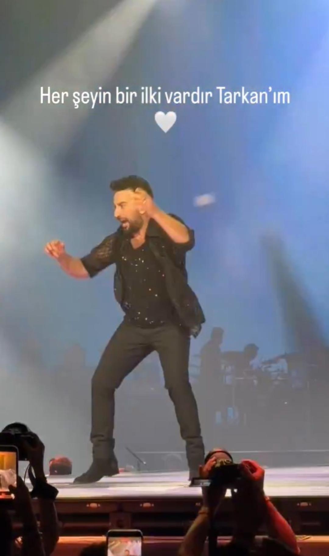 Tarkan coştu! Elindeki mikrofon fırlayıp bir anda fırladı 3