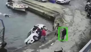 Sarıyer'de film gibi kurtarma! Ara&ccedil; denize d&uuml;şt&uuml;, balık&ccedil;ı y&uuml;zerek yardıma geldi