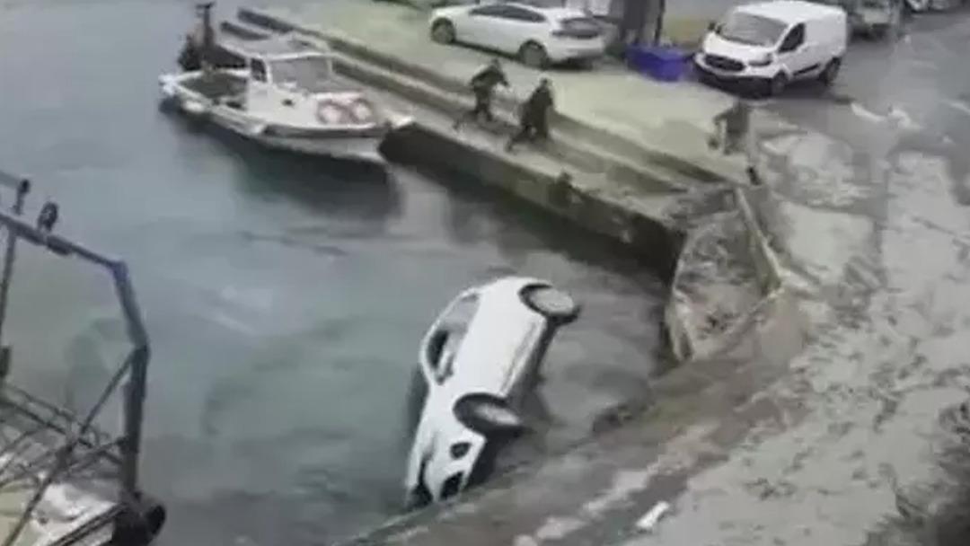 Sarıyer de film gibi kurtarma! Ara&ccedil; denize d&uuml;şt&uuml;, balık&ccedil;ı y&uuml;zerek yardıma geldi 1