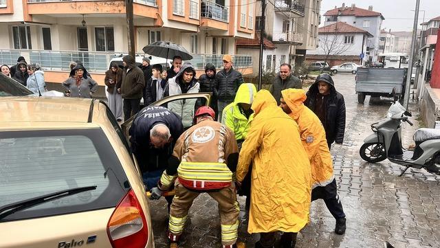 Dikkatsizlik kazayı beraberinde getirdi: 2 yaralı 4