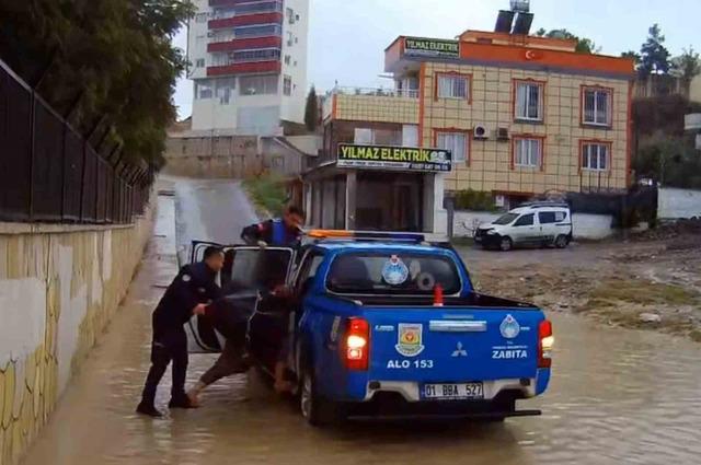 Sel riskine karşı sahada olan zabıta ekipleri vatandaşa yardım etti 1