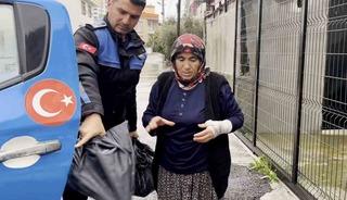 Sel riskine karşı sahada olan zabıta ekipleri vatandaşa yardım etti