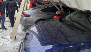 Ağrı'da &uuml;st&uuml;nde kar biriken garajın &ccedil;&ouml;kmesi sonucu 3 ara&ccedil; zarar g&ouml;rd&uuml;