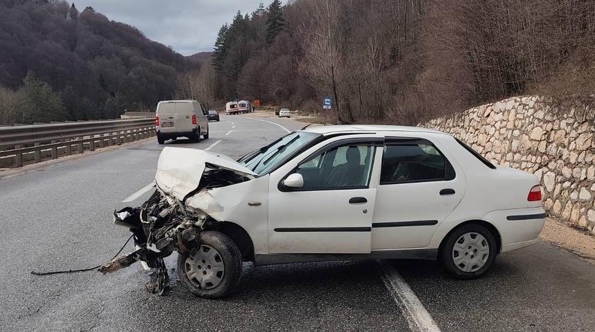Bursa'da otomobil bariyerlere &ccedil;arptı: 3 yaralı