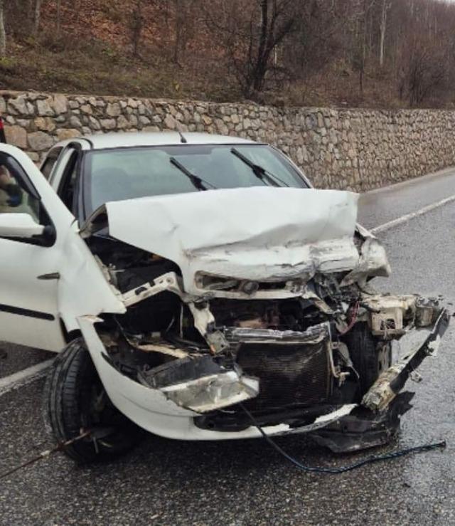 Bursa&rsquo;da otomobil bariyerlere &ccedil;arptı: 3 yaralı 1