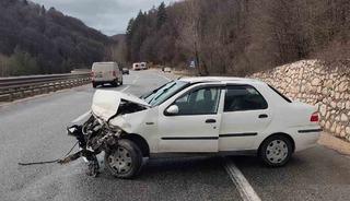 Bursa&rsquo;da otomobil bariyerlere &ccedil;arptı: 3 yaralı