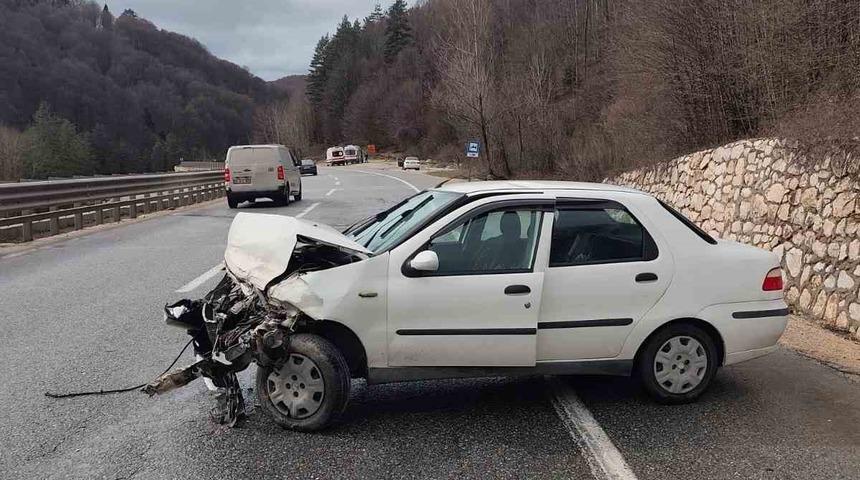 Bursa&rsquo;da otomobil bariyerlere &ccedil;arptı: 3 yaralı