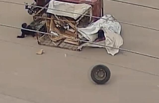 &Ccedil;ocuğun kullandığı elektrikli motosiklet yola devrildi, o anlar kamerada 2