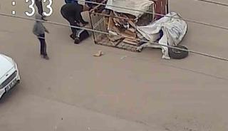 &Ccedil;ocuğun kullandığı elektrikli motosiklet yola devrildi, o anlar kamerada