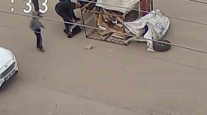 &Ccedil;ocuğun kullandığı elektrikli motosiklet yola devrildi, o anlar kamerada