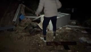 Hortumun savurduğu konteynerdeki yaralı adamın bulunduğu anların g&ouml;r&uuml;nt&uuml;s&uuml; &ccedil;ıktı