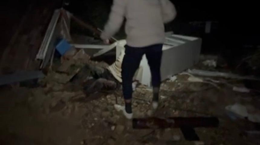 Hortumun savurduğu konteynerdeki yaralı adamın bulunduğu anların g&ouml;r&uuml;nt&uuml;s&uuml; &ccedil;ıktı