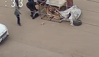 &Ccedil;ocuğun kullandığı elektrikli motosiklet yola devrildi, o anlar kamerada