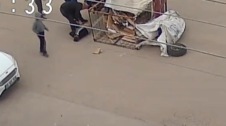 &Ccedil;ocuğun kullandığı elektrikli motosiklet yola devrildi, o anlar kamerada