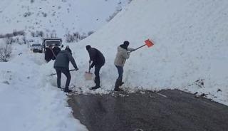 Yola d&uuml;şen &ccedil;ığı vatandaşlar k&uuml;reklerle kaldırdı