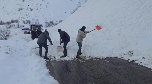 Yola çığ düştü, vatandaş kolları sıvadı