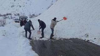 Yola düşen çığı vatandaşlar küreklerle kaldırdı