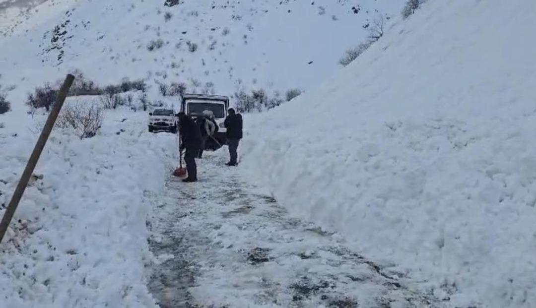 Yola d&uuml;şen &ccedil;ığı vatandaşlar k&uuml;reklerle kaldırdı 2