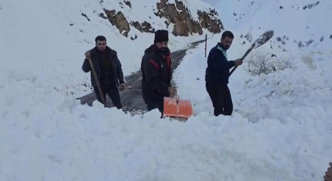 Yola d&uuml;şen &ccedil;ığı vatandaşlar k&uuml;reklerle kaldırdı 3