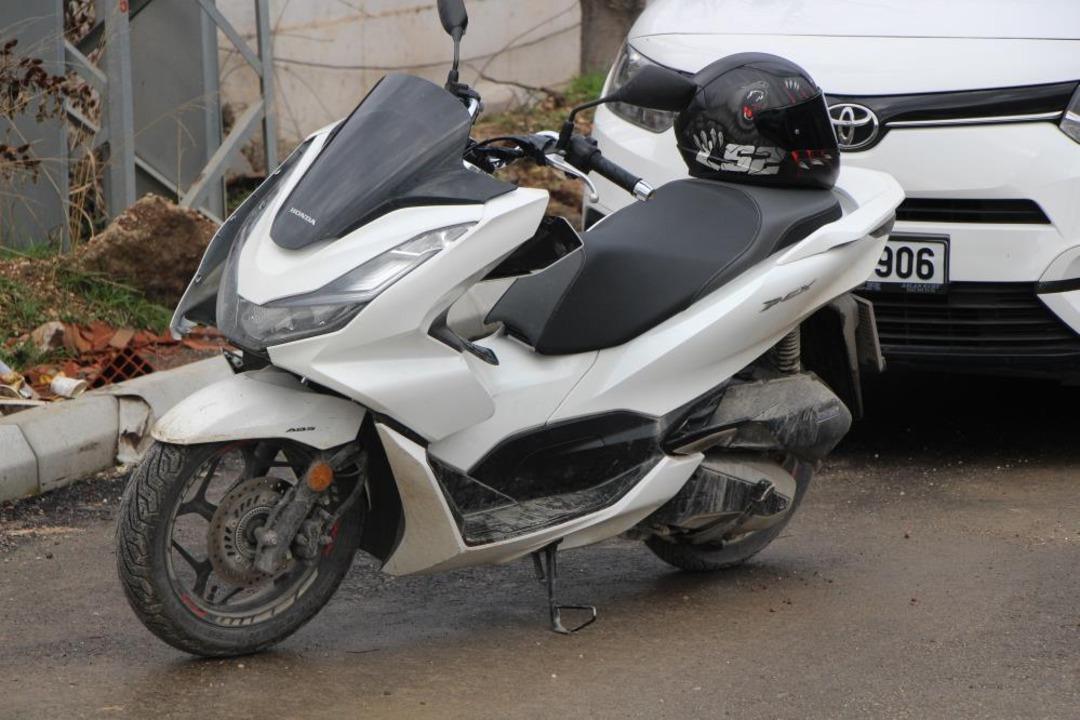 Amasya&rsquo;da &lsquo;dur&rsquo; ihtarına uymayıp ka&ccedil;an motosikletli &ccedil;ocuk &ouml;n&uuml;ne &ccedil;ıkan polise &ccedil;arptı 1