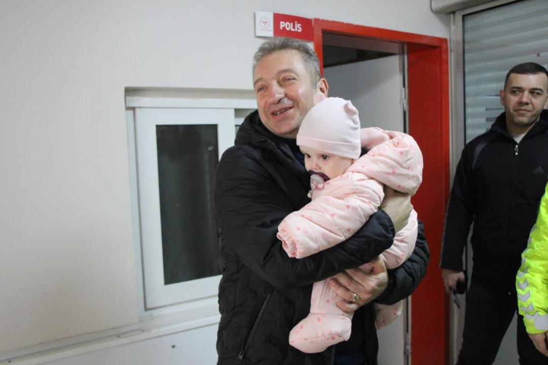 Amasya&rsquo;da &lsquo;dur&rsquo; ihtarına uymayıp ka&ccedil;an motosikletli &ccedil;ocuk &ouml;n&uuml;ne &ccedil;ıkan polise &ccedil;arptı 2