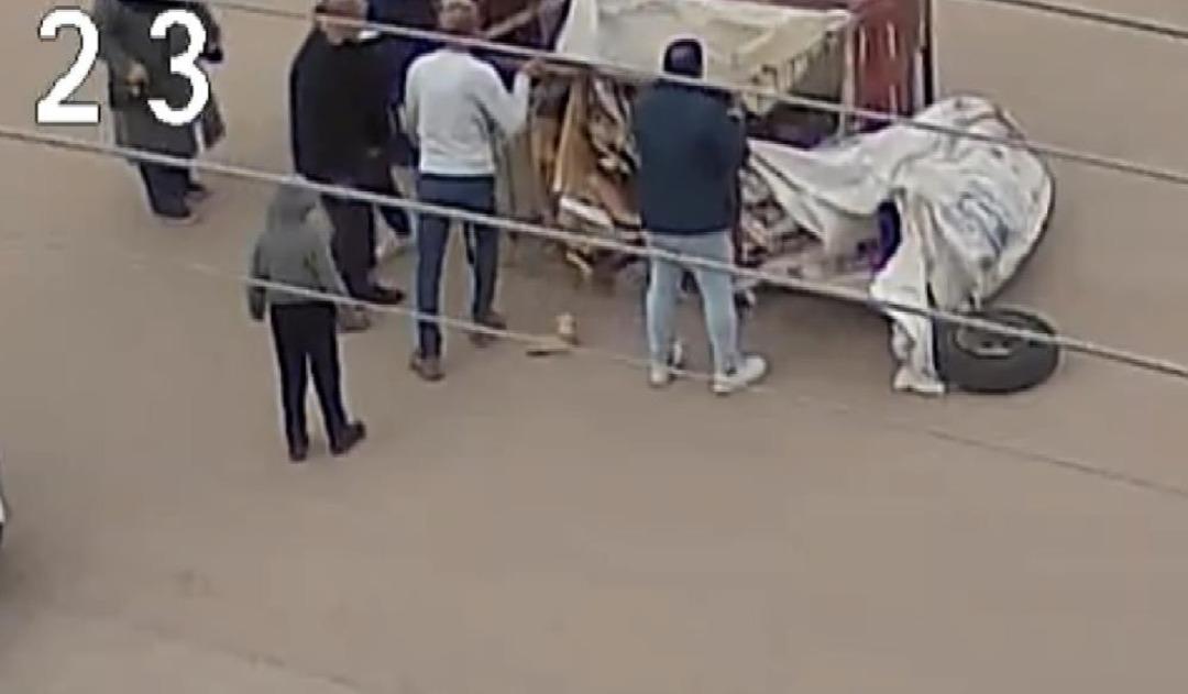 &Ccedil;ocuğun kullandığı elektrikli motosiklet yola devrildi, o anlar kamerada 2