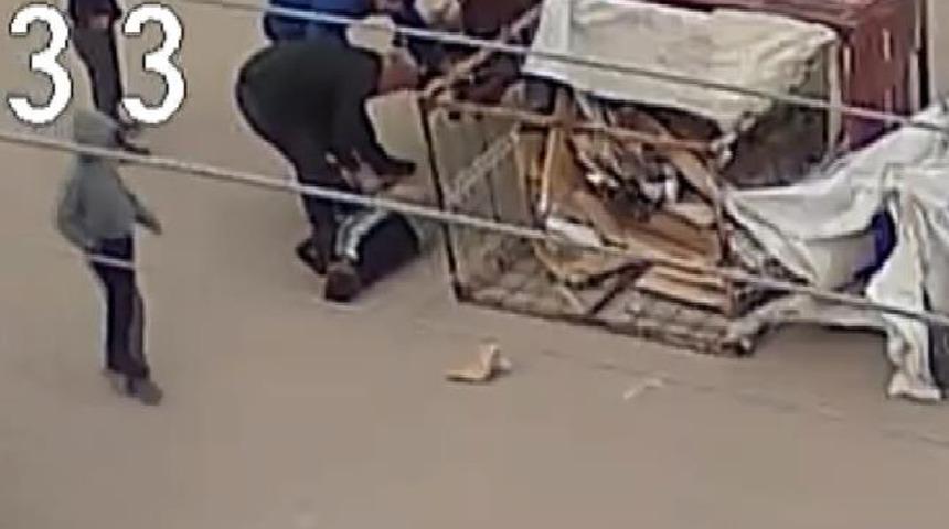 &Ccedil;ocuğun kullandığı elektrikli motosiklet yola devrildi, o anlar kamerada