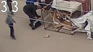 Çocuğun kullandığı elektrikli motosiklet yola devrildi, o anlar kamerada