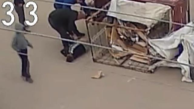 Çocuğun kullandığı elektrikli motosiklet yola devrildi, o anlar kamerada