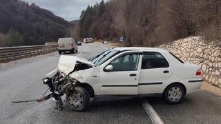 Bursa'da otomobil bariyerlere çarptı: 3 yaralı