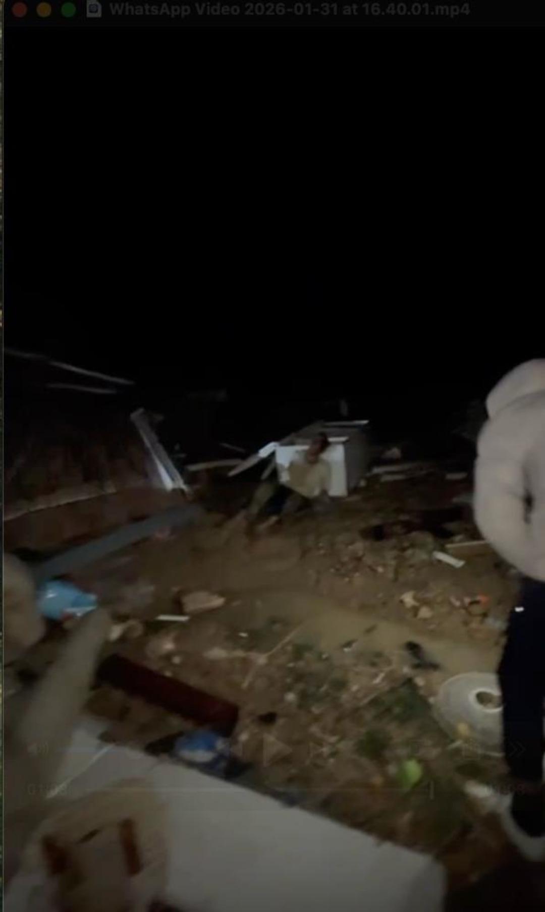 Hortumun savurduğu konteynerdeki yaralı adamın bulunduğu anların g&ouml;r&uuml;nt&uuml;s&uuml; &ccedil;ıktı 1